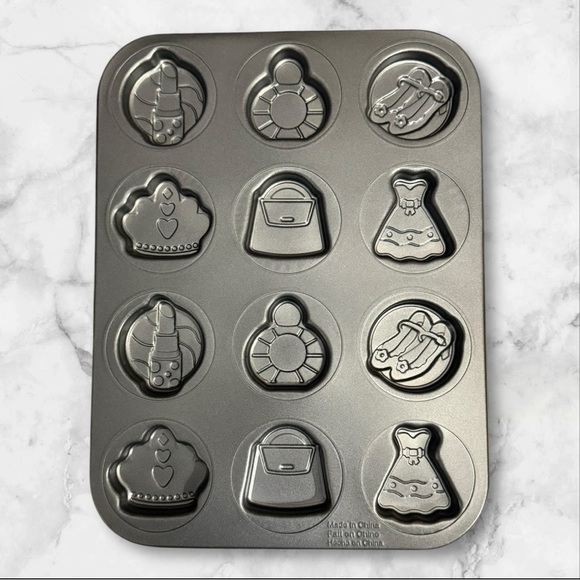 2012 AVON GIRL - COOKIE SHEET “My Favorite Things”
NIB - Picture 3 of 4